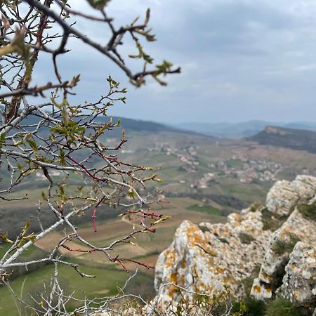 La Tablee Medievale Civrieux-dʼAzergues Dış mekan fotoğraf